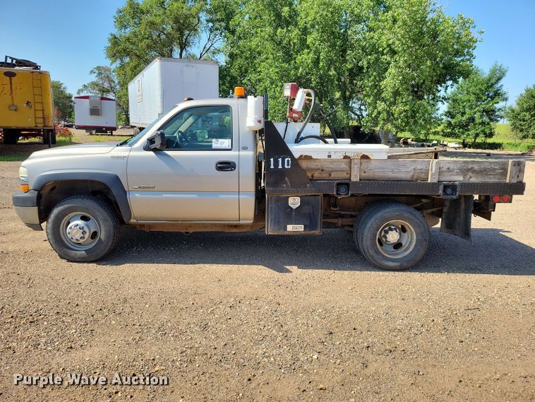 image for item EE1147 2001 Chevrolet Silverado 3500 flatbed pickup truck