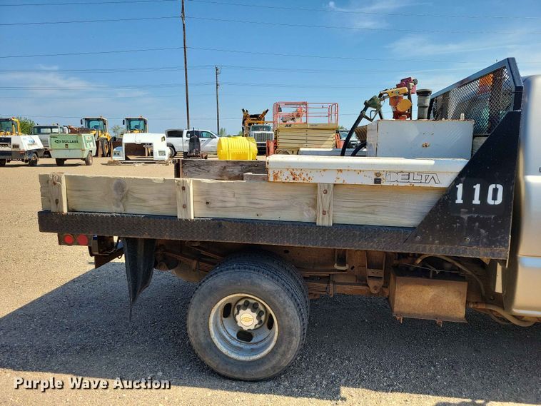 image for item EE1147 2001 Chevrolet Silverado 3500 flatbed pickup truck