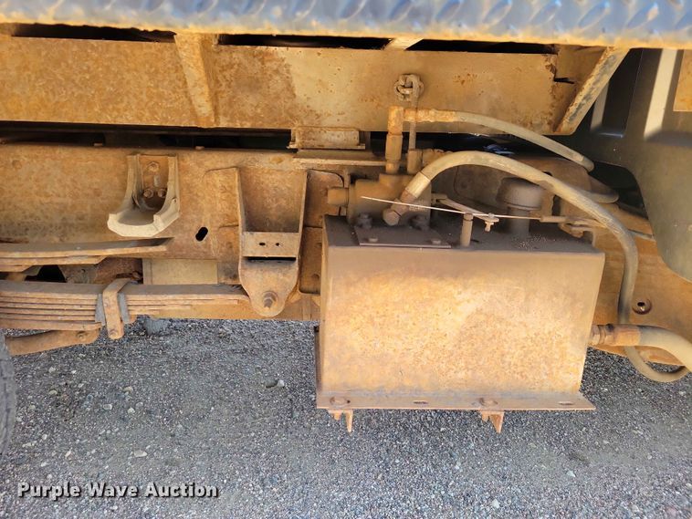 image for item EE1147 2001 Chevrolet Silverado 3500 flatbed pickup truck