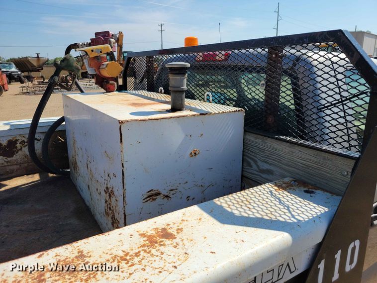 image for item EE1147 2001 Chevrolet Silverado 3500 flatbed pickup truck