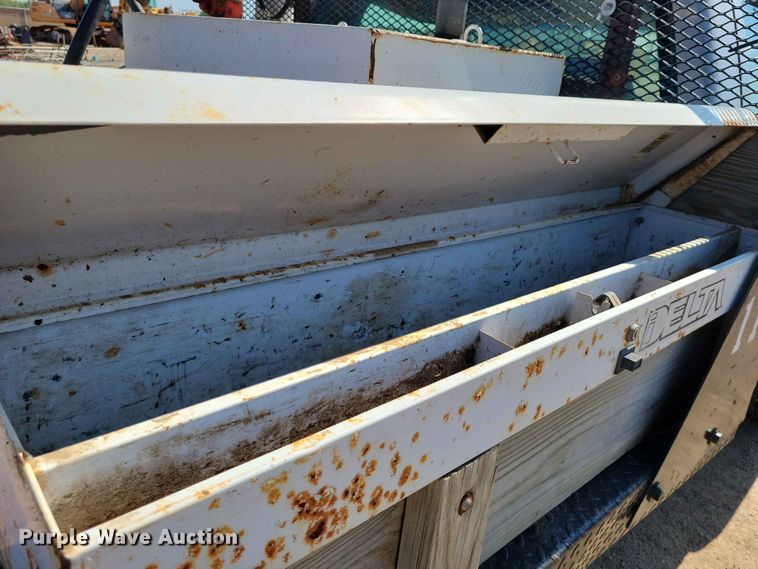 image for item EE1147 2001 Chevrolet Silverado 3500 flatbed pickup truck