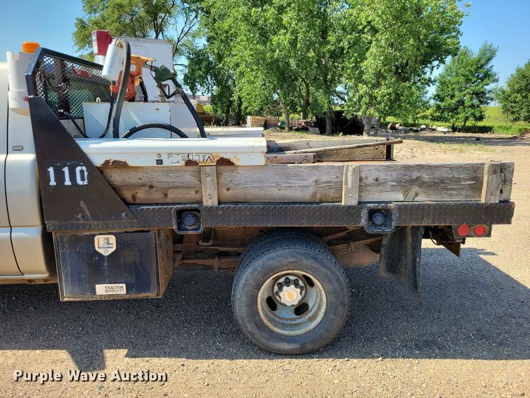 image for item EE1147 2001 Chevrolet Silverado 3500 flatbed pickup truck