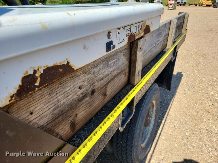 image for item EE1147 2001 Chevrolet Silverado 3500 flatbed pickup truck