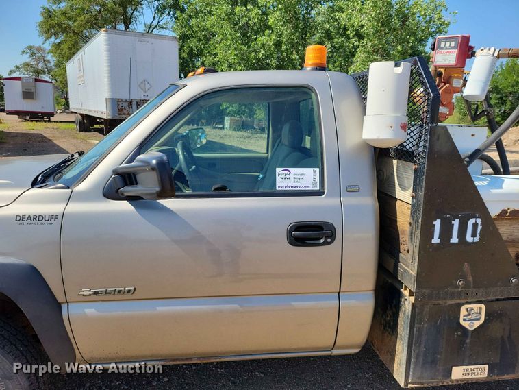image for item EE1147 2001 Chevrolet Silverado 3500 flatbed pickup truck
