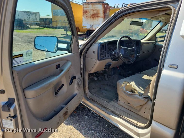 image for item EE1147 2001 Chevrolet Silverado 3500 flatbed pickup truck