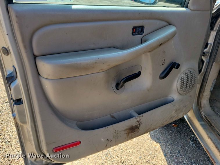 image for item EE1147 2001 Chevrolet Silverado 3500 flatbed pickup truck