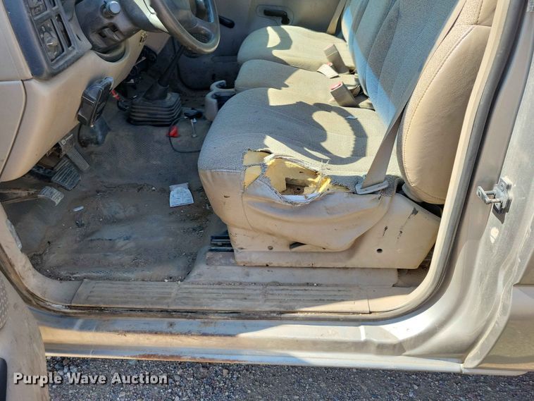 image for item EE1147 2001 Chevrolet Silverado 3500 flatbed pickup truck