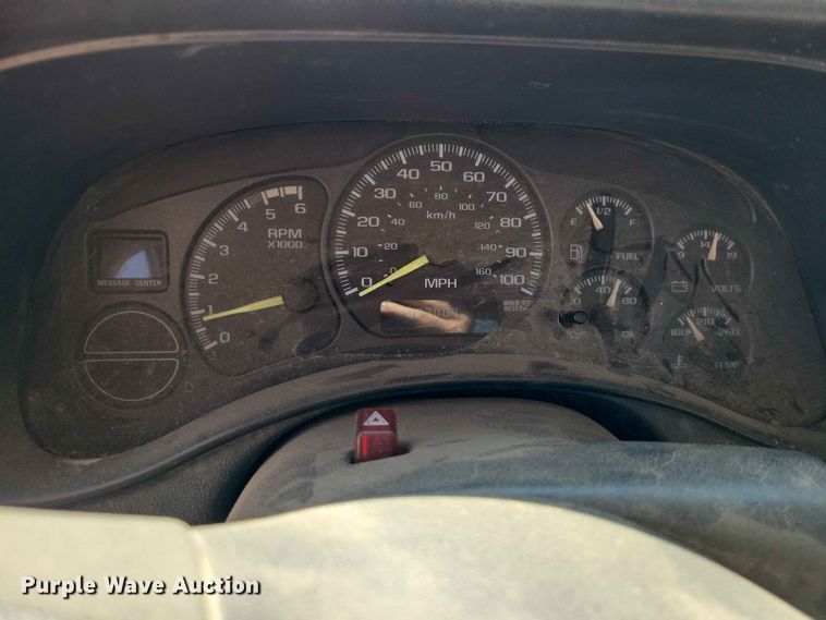 image for item EE1147 2001 Chevrolet Silverado 3500 flatbed pickup truck
