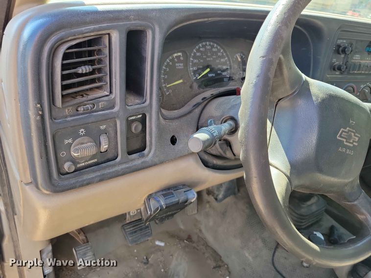 image for item EE1147 2001 Chevrolet Silverado 3500 flatbed pickup truck