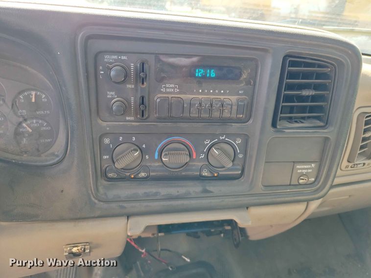 image for item EE1147 2001 Chevrolet Silverado 3500 flatbed pickup truck