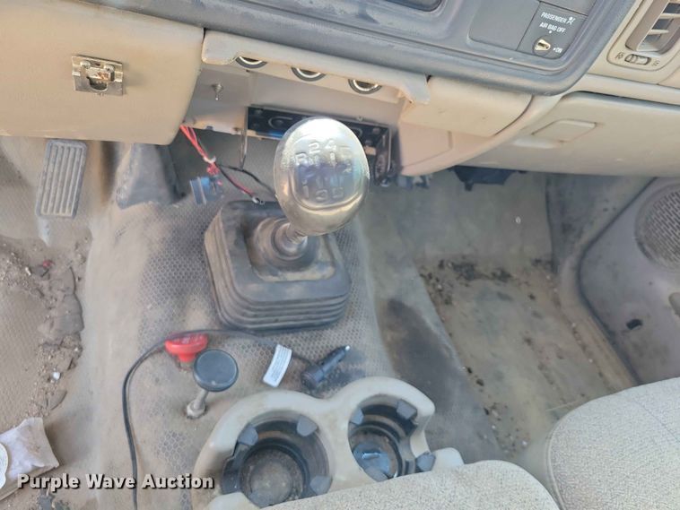 image for item EE1147 2001 Chevrolet Silverado 3500 flatbed pickup truck