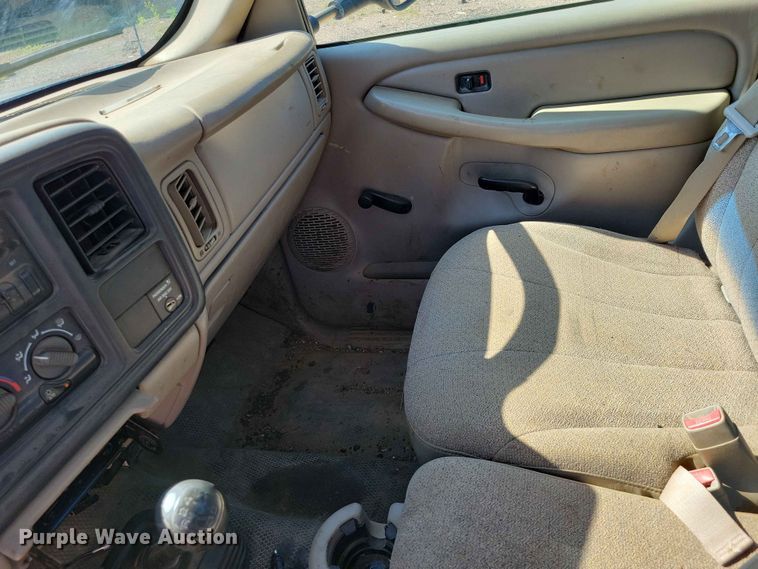 image for item EE1147 2001 Chevrolet Silverado 3500 flatbed pickup truck