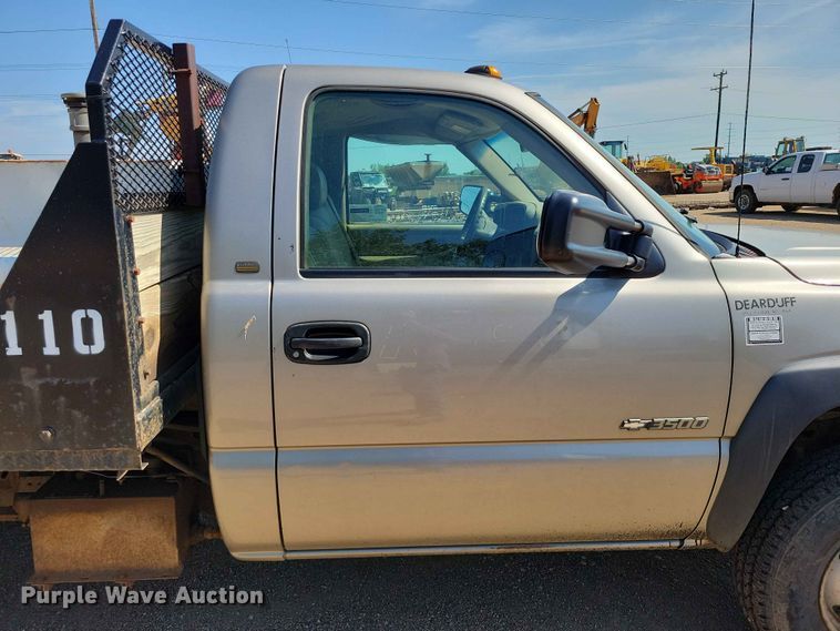 image for item EE1147 2001 Chevrolet Silverado 3500 flatbed pickup truck
