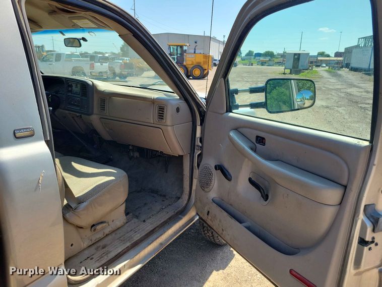 image for item EE1147 2001 Chevrolet Silverado 3500 flatbed pickup truck