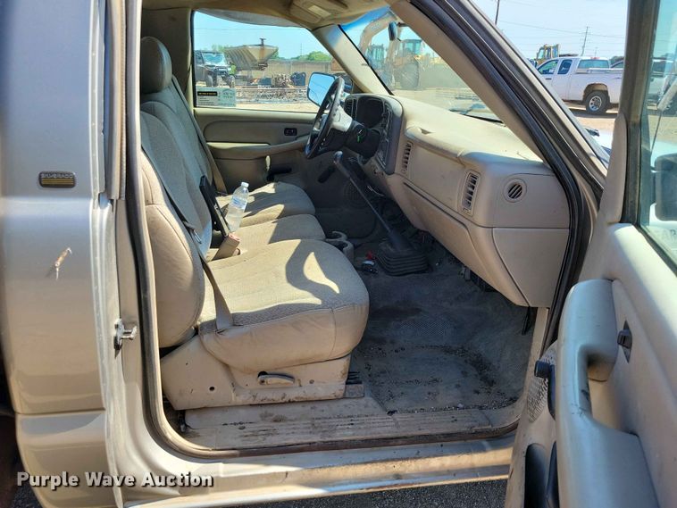 image for item EE1147 2001 Chevrolet Silverado 3500 flatbed pickup truck