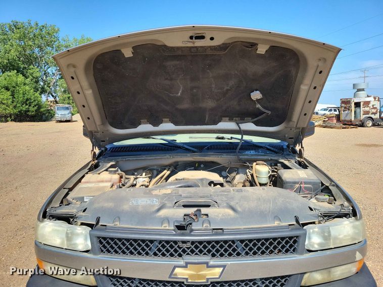 image for item EE1147 2001 Chevrolet Silverado 3500 flatbed pickup truck