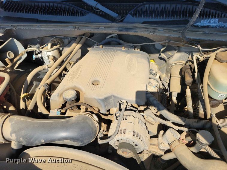 image for item EE1147 2001 Chevrolet Silverado 3500 flatbed pickup truck
