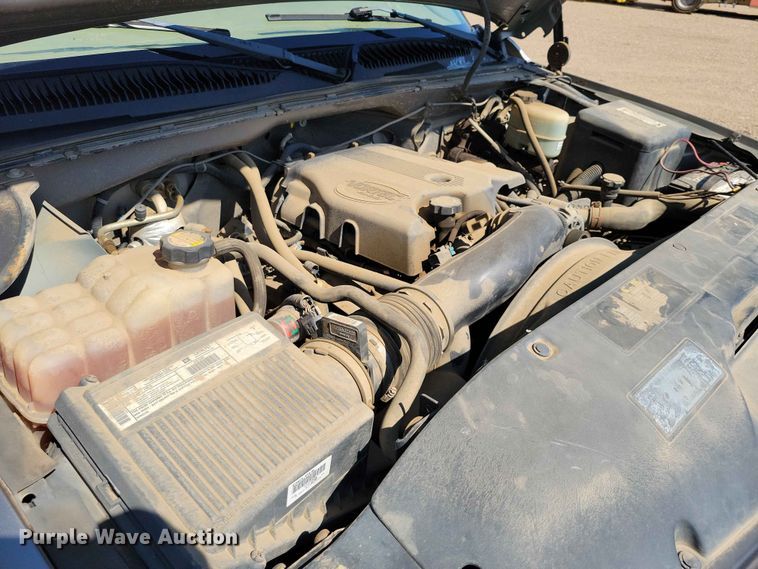 image for item EE1147 2001 Chevrolet Silverado 3500 flatbed pickup truck