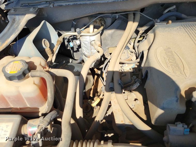 image for item EE1147 2001 Chevrolet Silverado 3500 flatbed pickup truck
