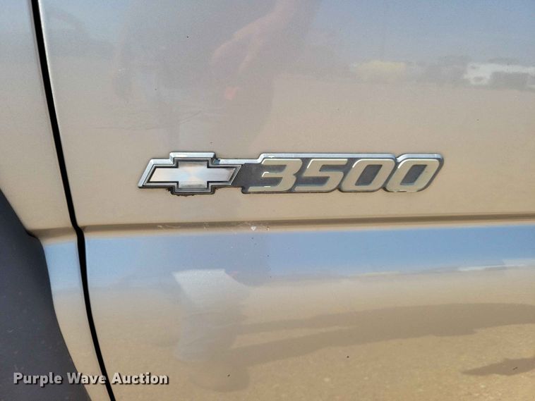 image for item EE1147 2001 Chevrolet Silverado 3500 flatbed pickup truck