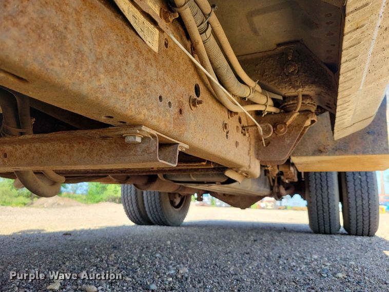 image for item EE1147 2001 Chevrolet Silverado 3500 flatbed pickup truck