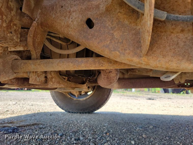 image for item EE1147 2001 Chevrolet Silverado 3500 flatbed pickup truck
