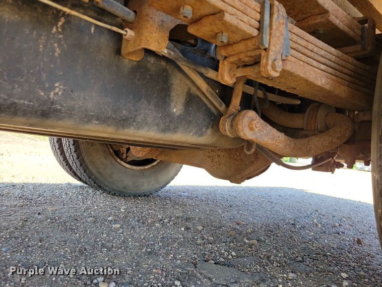 image for item EE1147 2001 Chevrolet Silverado 3500 flatbed pickup truck