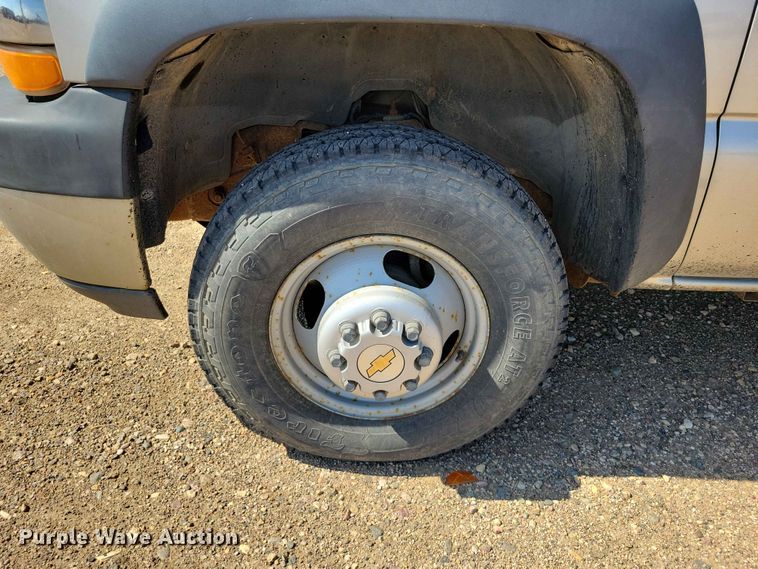 image for item EE1147 2001 Chevrolet Silverado 3500 flatbed pickup truck