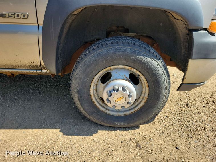 image for item EE1147 2001 Chevrolet Silverado 3500 flatbed pickup truck