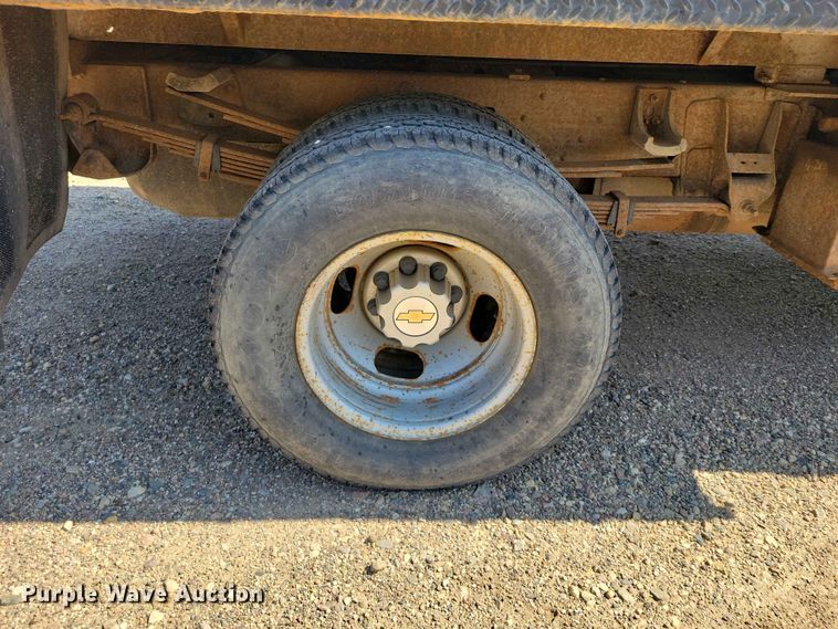 image for item EE1147 2001 Chevrolet Silverado 3500 flatbed pickup truck