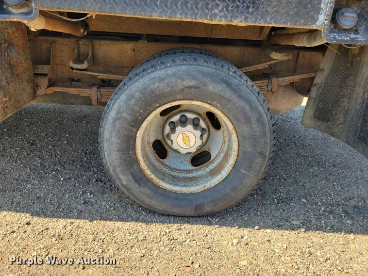 image for item EE1147 2001 Chevrolet Silverado 3500 flatbed pickup truck