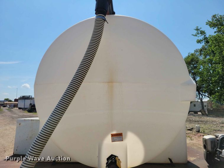image for item EE1148 1999 Freightliner FL80 tank truck
