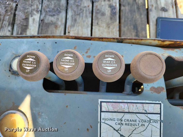 image for item EE1149 1989 Ford F800 crane truck