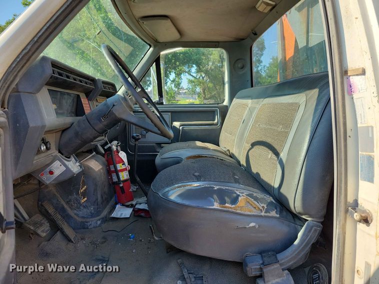 image for item EE1149 1989 Ford F800 crane truck