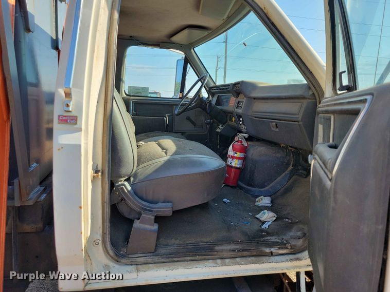 image for item EE1149 1989 Ford F800 crane truck