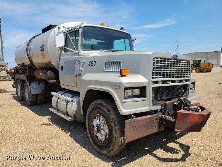 image for item EE1154 1991 Ford LTL9000 oil distributor truck