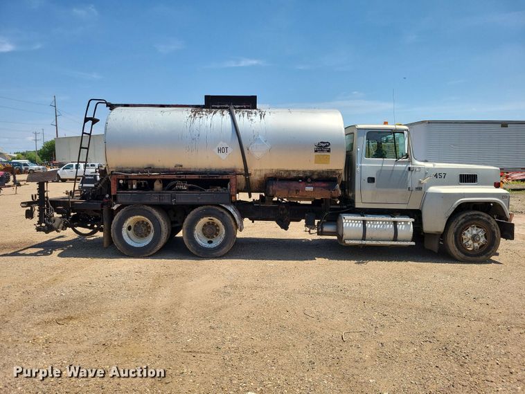 image for item EE1154 1991 Ford LTL9000 oil distributor truck