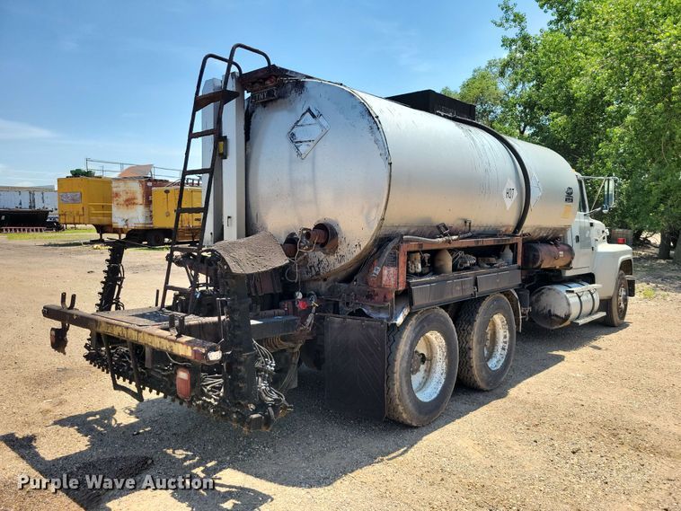 image for item EE1154 1991 Ford LTL9000 oil distributor truck