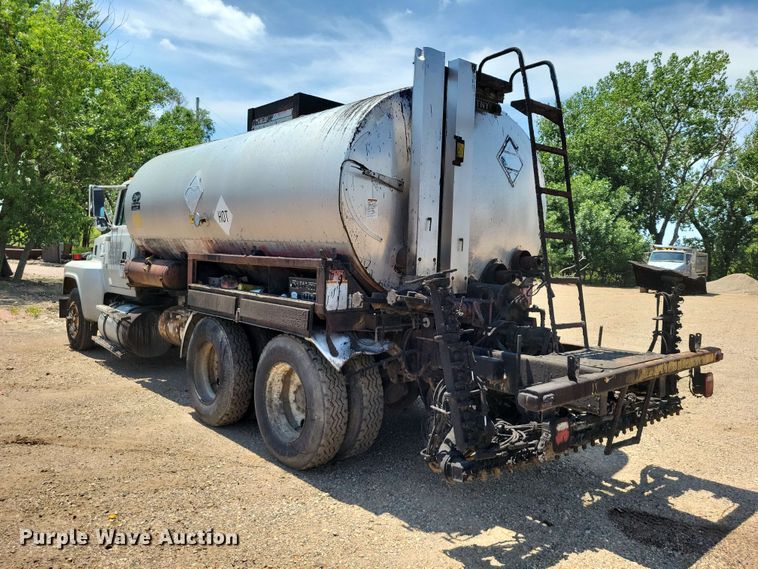 image for item EE1154 1991 Ford LTL9000 oil distributor truck