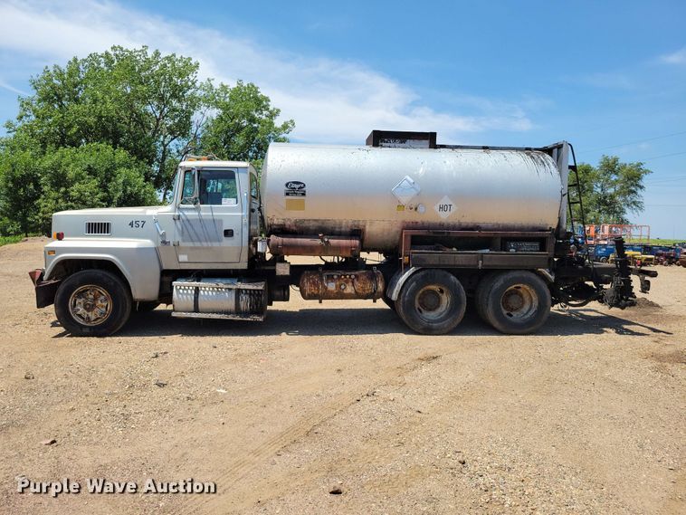 image for item EE1154 1991 Ford LTL9000 oil distributor truck