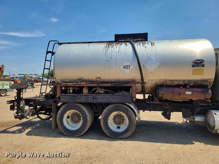 image for item EE1154 1991 Ford LTL9000 oil distributor truck