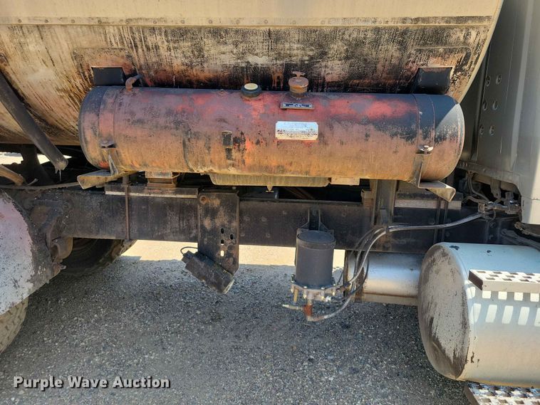 image for item EE1154 1991 Ford LTL9000 oil distributor truck