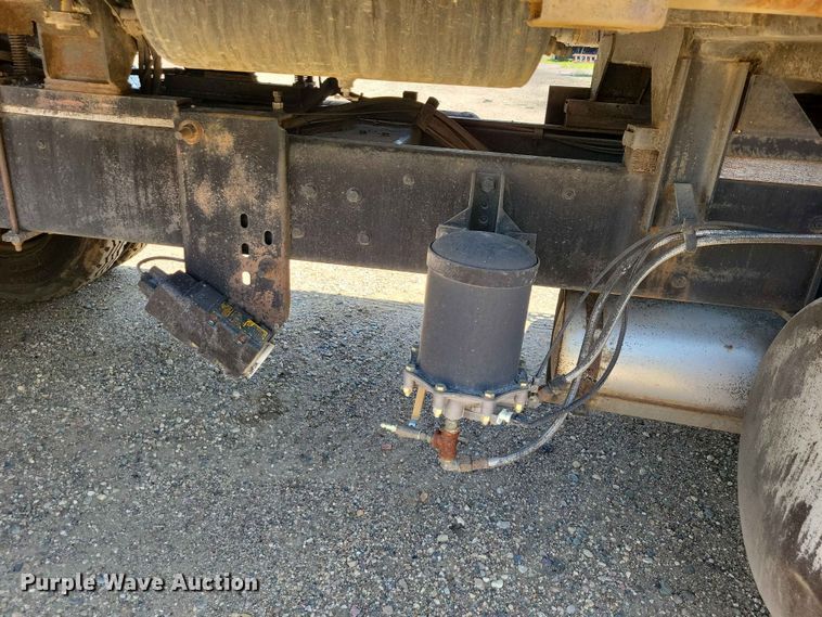 image for item EE1154 1991 Ford LTL9000 oil distributor truck
