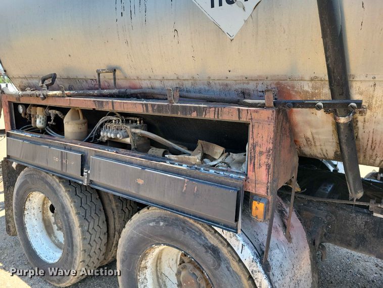 image for item EE1154 1991 Ford LTL9000 oil distributor truck