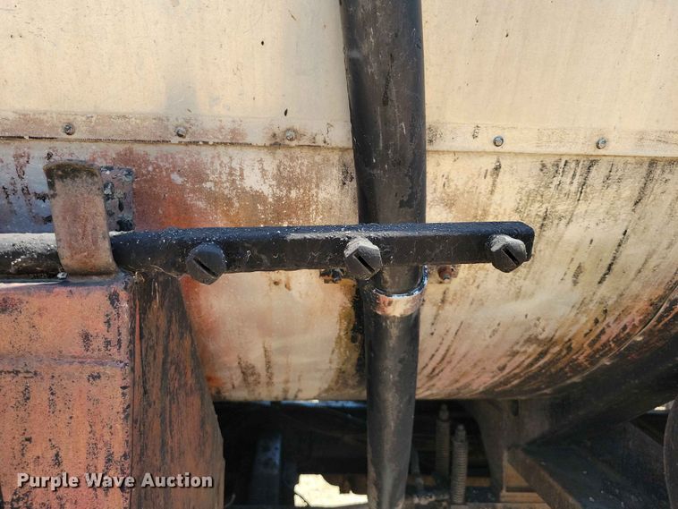 image for item EE1154 1991 Ford LTL9000 oil distributor truck