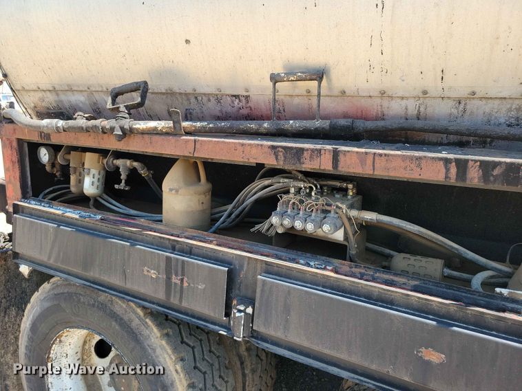 image for item EE1154 1991 Ford LTL9000 oil distributor truck