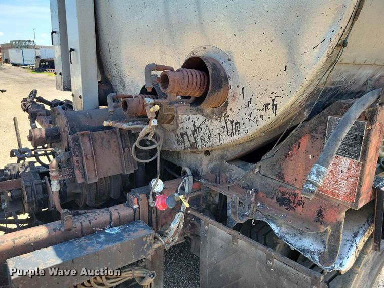 image for item EE1154 1991 Ford LTL9000 oil distributor truck