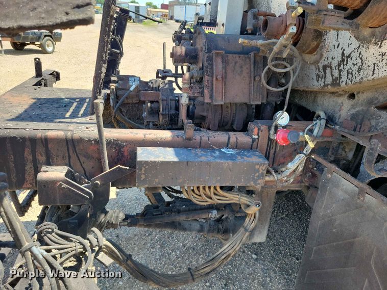 image for item EE1154 1991 Ford LTL9000 oil distributor truck