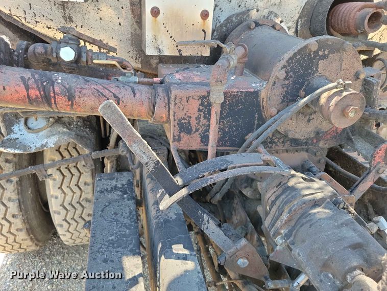 image for item EE1154 1991 Ford LTL9000 oil distributor truck