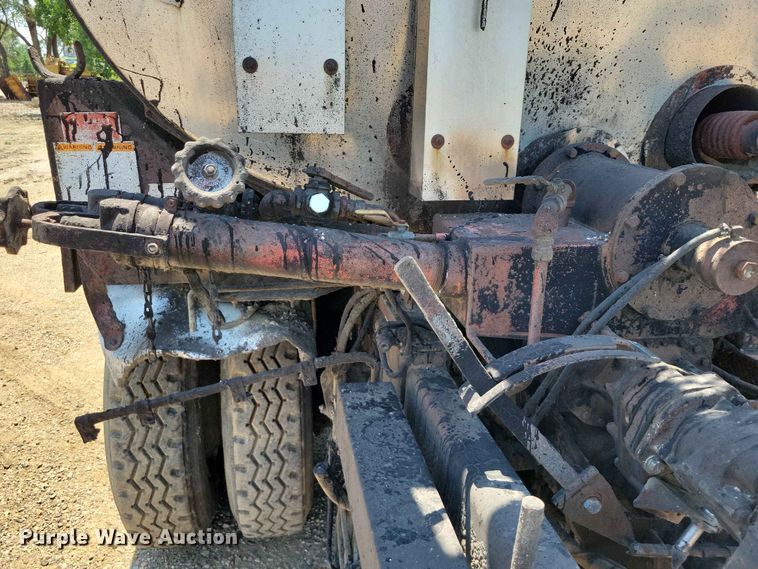 image for item EE1154 1991 Ford LTL9000 oil distributor truck